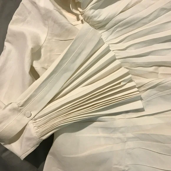 Alexander McQueen Elegant White Ruffled Blouse - Picture 7 of 10